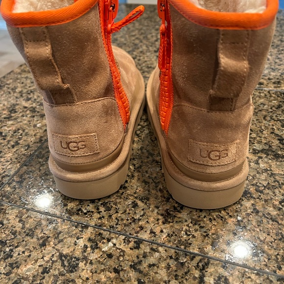 Ugg side zip boot, size 9.  Chestnut with orange tabs.  Great condition. - Picture 3 of 8